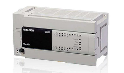 ما الذي يميز وحدات التحكم المنطقية القابلة للبرمجة من ميتسوبيشي عن تلك الخاصة بشركتي ياسكاوا وباناسونيك؟