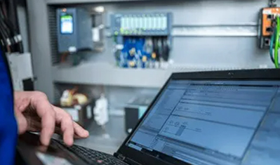 ما هي المزايا التي توفرها وحدات التحكم المنطقية القابلة للبرمجة (PLCs) من شركة Phoenix Contact في مجال الأتمتة المعيارية؟